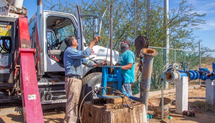 Personal de OOMSAPAS realizando trabajos de mantenimiento en el pozo 19 R
