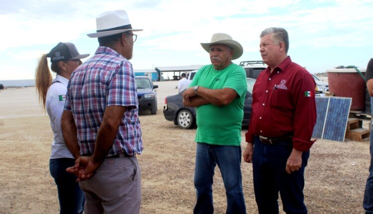 Personal de la SEPADA hablado con productores primarios en playa.