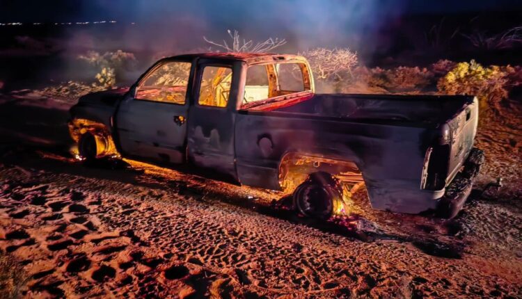 Pick up Doge Ram incendiando en el área de dunas de la playa El Mogote en La Paz