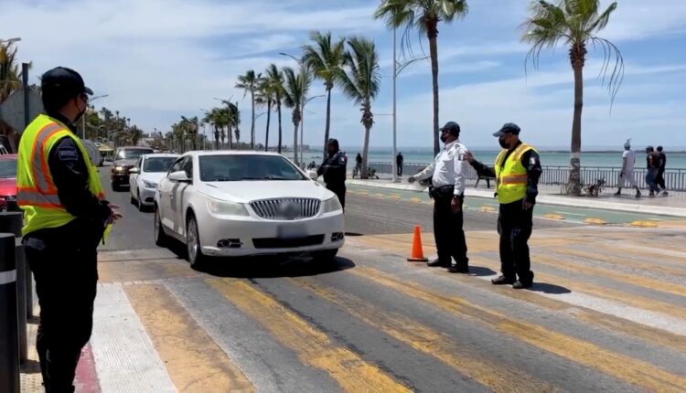 Policía Municipal realizando operativo Guadalupe Reyes en el malecón de La Paz.