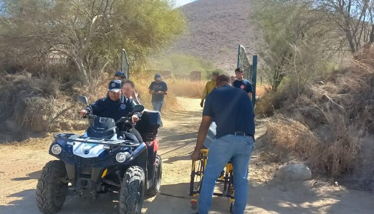 Policías Municipales de Todos Santos en operativo en playa Punta Lobos.