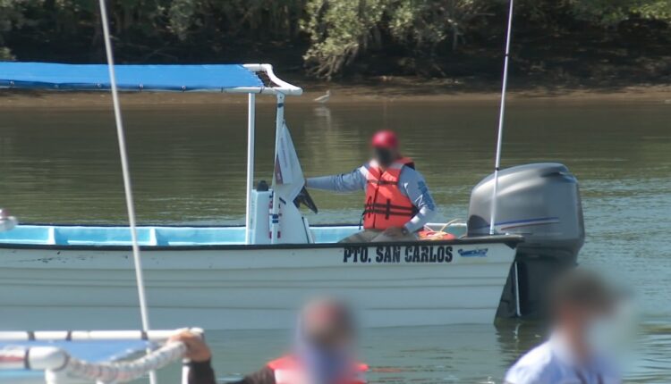 Prestador de servicios turísticos en bahía de La Paz.