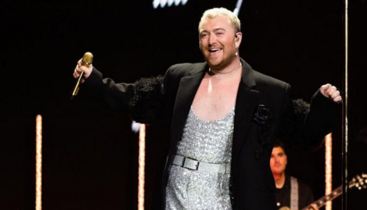 Sam Smith cantando durante concierto.