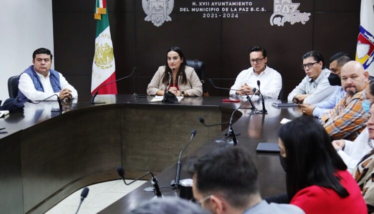 Sesión del Comité del Carnaval La Paz 2023 en la Sala de Cabildo del Ayuntamiento de La Paz.