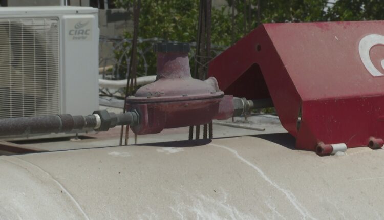 Tanque de gas estacionario en un hogar de San José del Cabo.
