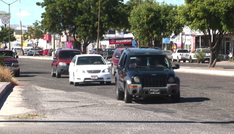 Vehículos transitando sobre calles de La Paz a plena luz del día.