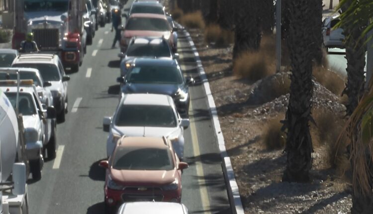 Vehículos transitando sobre la carretera Transpeninsular en San José del Cabo.