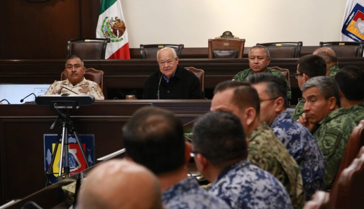 Víctor Castro reunido con estudiantes del Colegio de la Defensa Nacional.