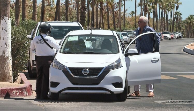 Policía de tránsito multando a automovilista