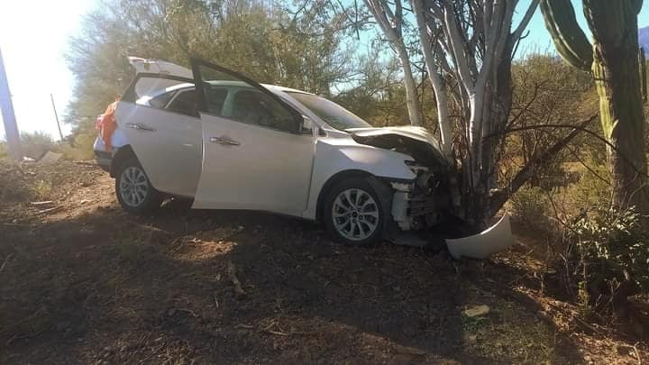 Automóvil accidentado en carretera de Loreto