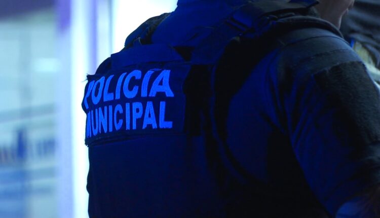 Texto de un chaleco de policía municipal