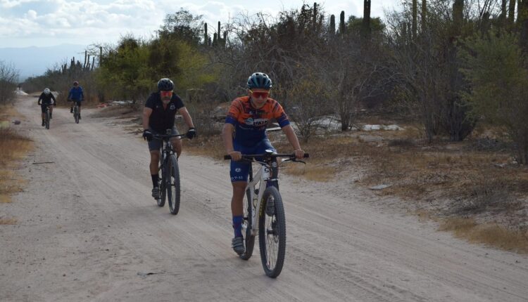 Alejandro Madueño andando en bicicleta sobre un camino de terracería