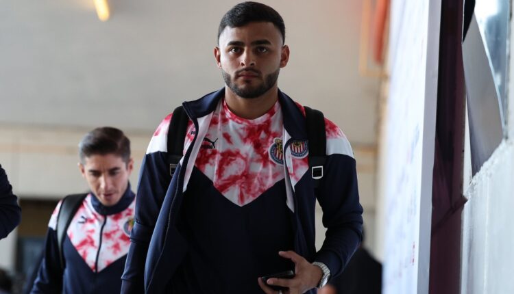 Alexis Vega caminando previo a un partido con Chivas