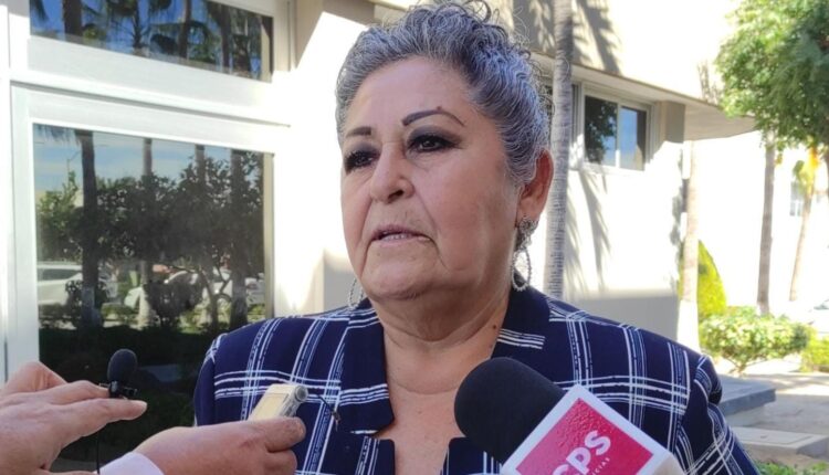 La secretaria de Educación Pública de Baja California Sur, Alicia Meza Osuna, hablando frente a unos micrófonos