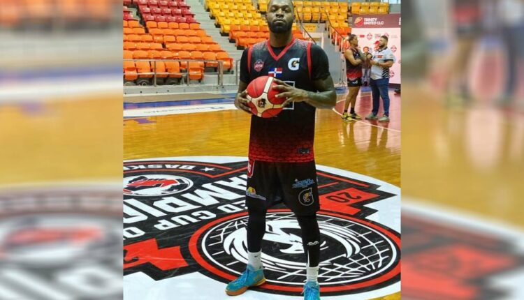 James Milton en la duela sosteniendo el balon