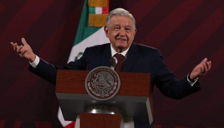 Andrés Manuel López Obrador con los brazos abiertos durante una conferencia