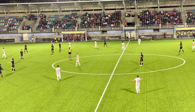 Jugadores del Atlético La Paz y Mineros en la cancha durante el partido