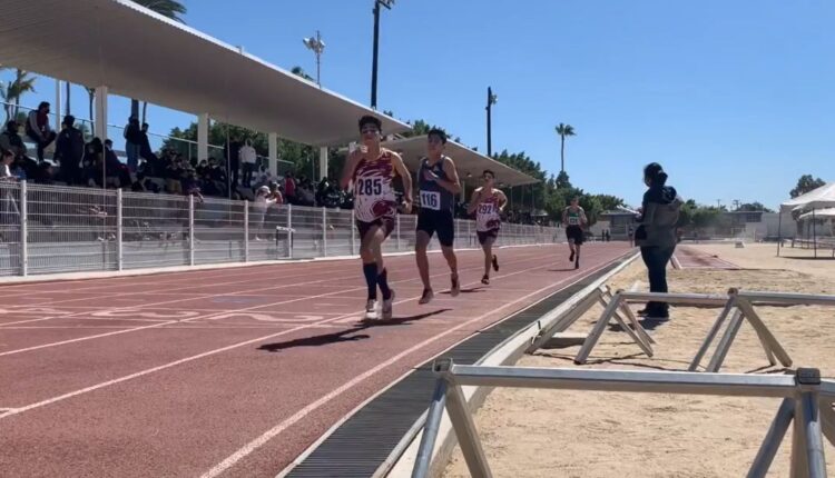 Jóvenes corriendo en una pista de atletismo