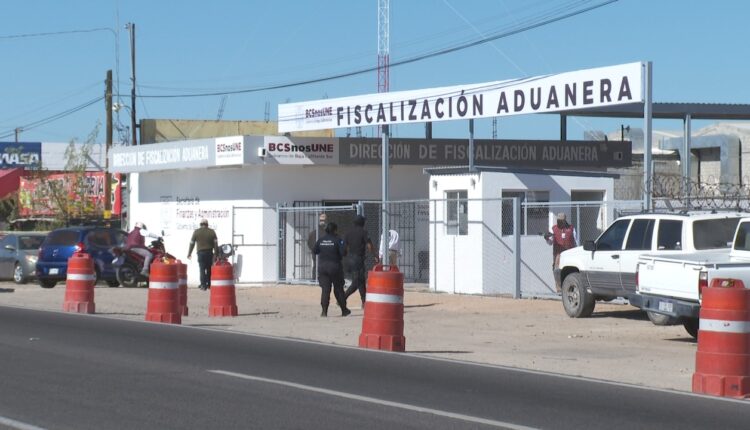 Policías afuera de fiscalización aduanera