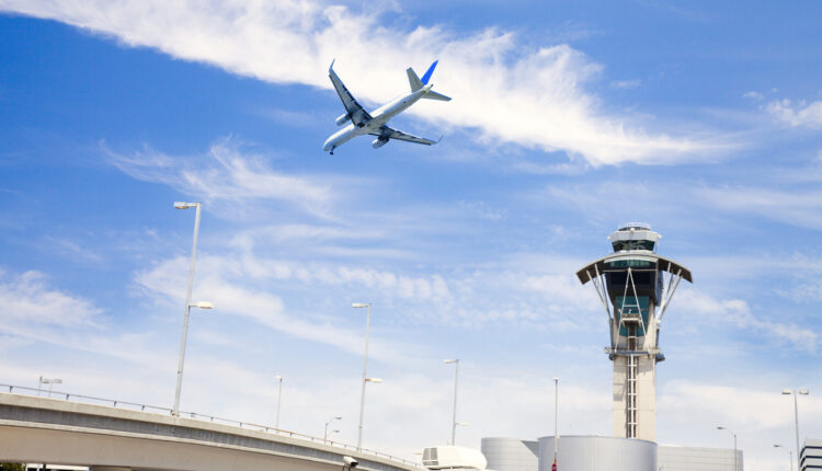 avión sobrevolando aeropuerto