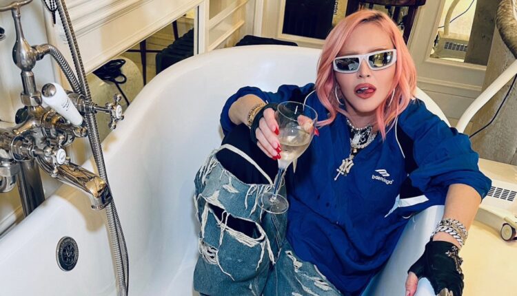 Madonna tomando una copa de vino dentro de una bañera en su casa.