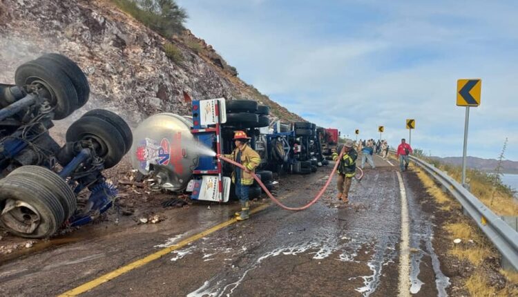 bomberos controlando derrama de combustible en carretera