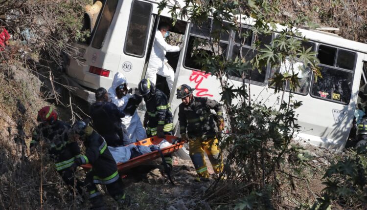 bomberos rescatando a persona de camión que cayó en barranco