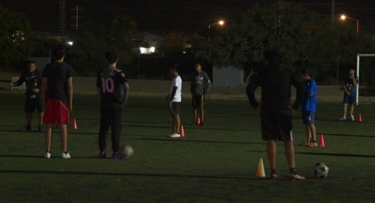 Jóvenes en un campo oscuro