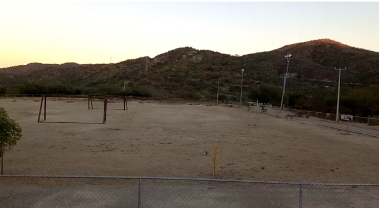 Campo de fútbol en malas condiciones