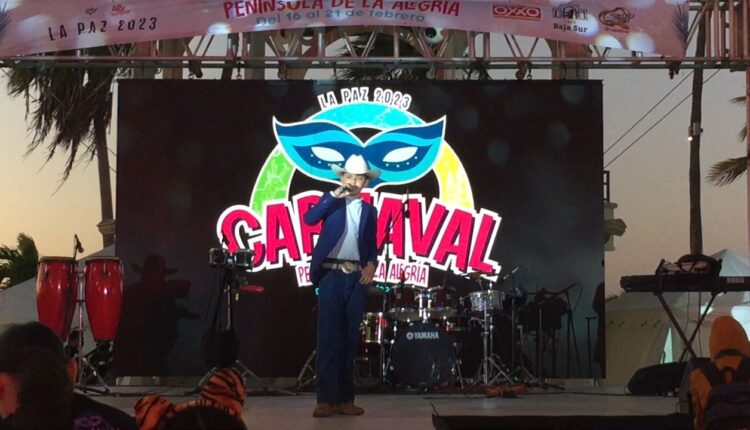 Un niño arriba de un escenario en un evento previo al Carnaval La Paz 2023