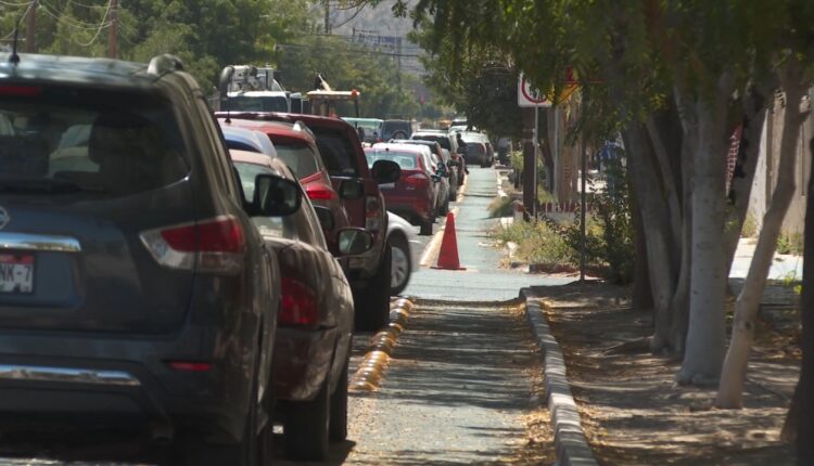 carros estacionados junto a ciclovía colima