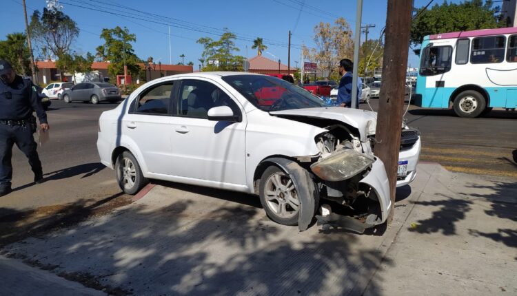 Coche impactado contra un poste