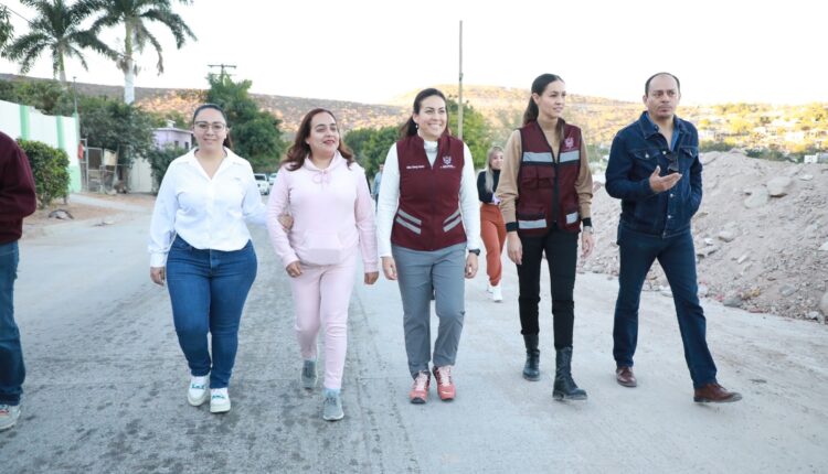 La alcaldesa de La Paz, Milena Quiroga Romero, caminando junto a más personas
