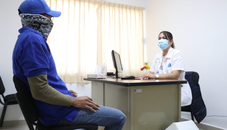 Doctora dando consulta