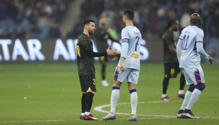 Messi y Cristiano Ronaldo saludándose antes de iniciar el partido