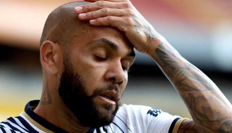 Dani Alves lamentándose en un partido con Pumas