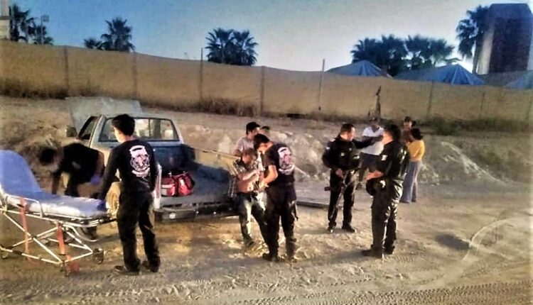 elementos de seguridad auxiliando a un accidentado