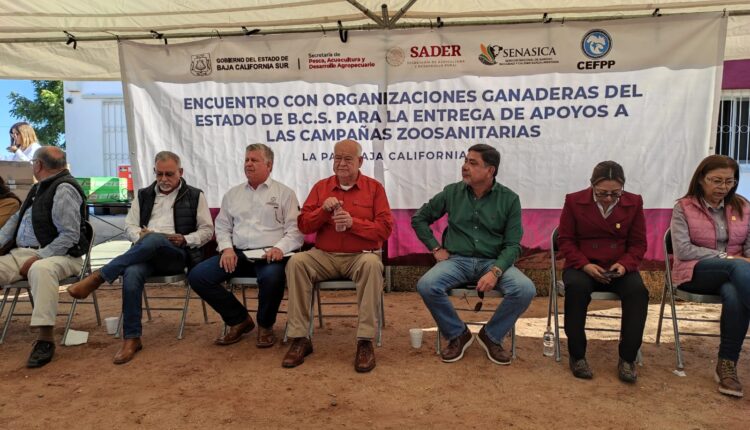 El gobernador de Baja California Sur sentado en un encuentro con el sector ganadero