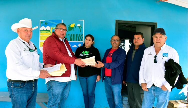 entrega de acreditaciones a pescador de Mulegé