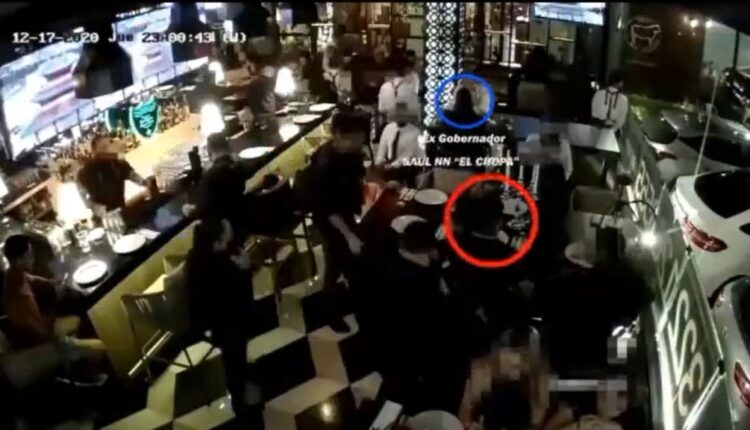 Captura de pantalla de un video filtrado del momento en el que Aristóteles se encontraba en el bar donde fue asesinado