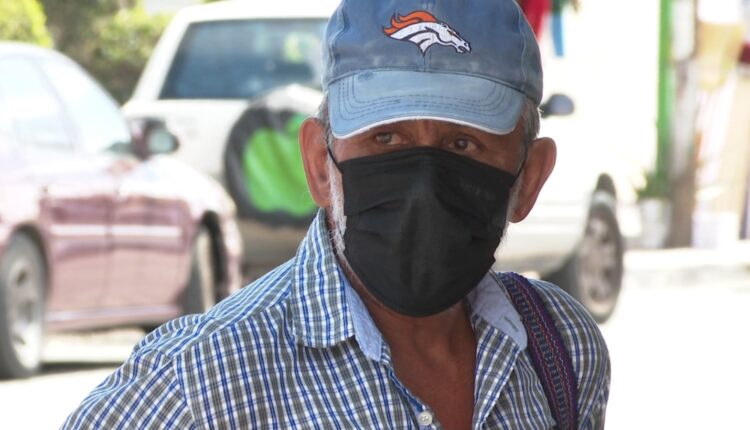 Un adulto mayor portando un cubrebocas