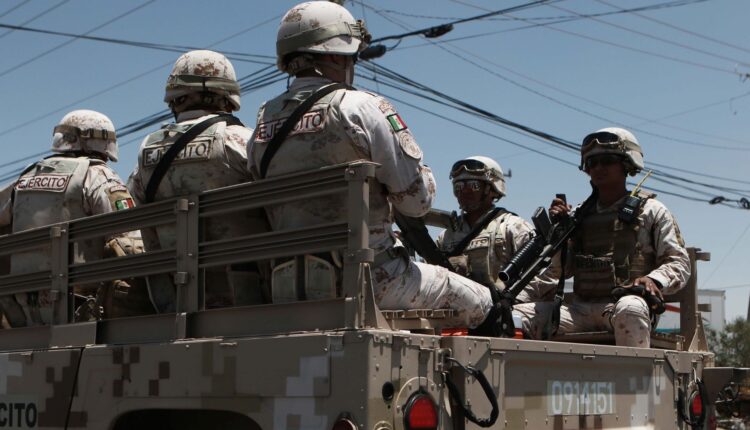 Militares sobre una camioneta