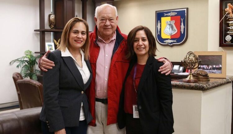 El gobernador de Baja California Sur, Víctor Castro Cosío, posando junto a directivos del CRIT