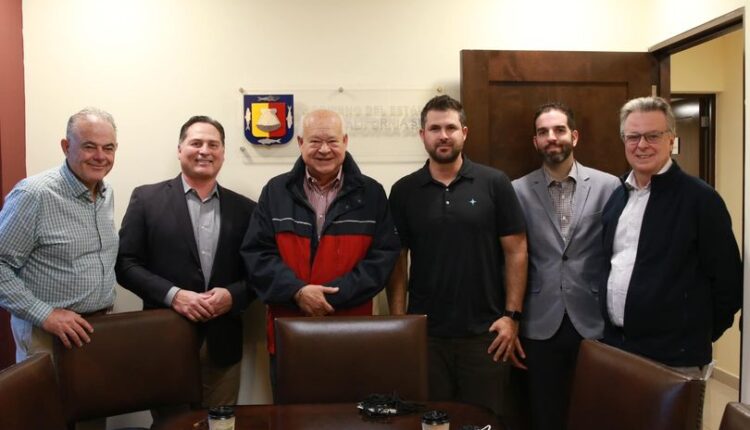 El gobernador de Baja California Sur, Víctor Castro Cosío, posando junto a empresarios extranjeros