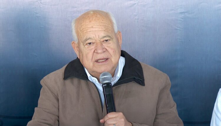 El gobernador de Baja California Sur, Víctor Castro Cosío, hablando con micrófono en mano