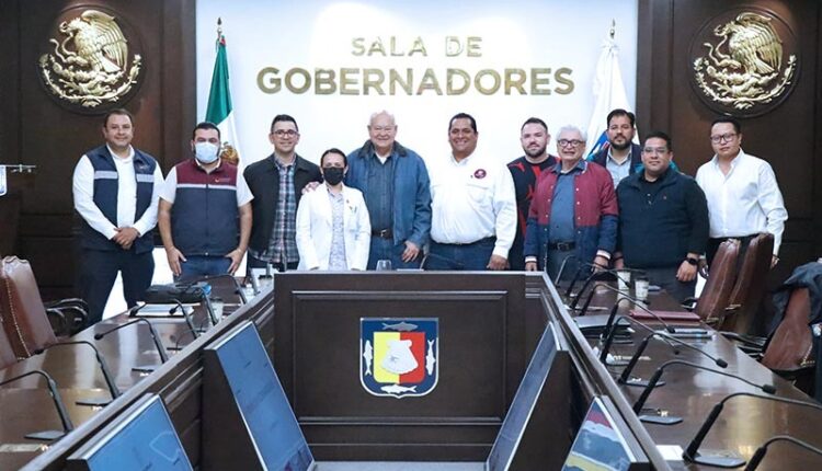 Autoridades de Baja California Sur posando en la Sala de Gobernadores