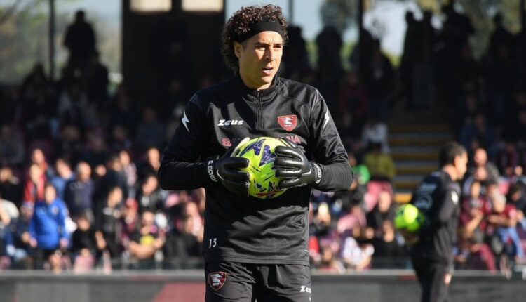 Guillermo Ochoa sosteniendo un balón en el calentamiento previo a su debut con el Salernitana