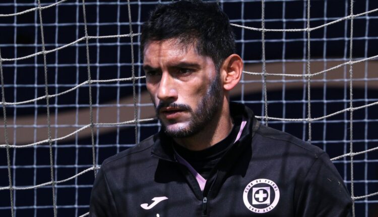 Jesús Corona en un entrenamiento con el Cruz Azul