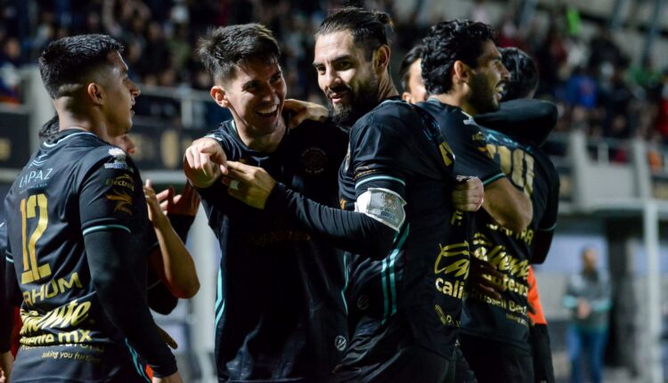 Jugadores del Atlético La Paz festejando un gol en el Estadio Guaycura