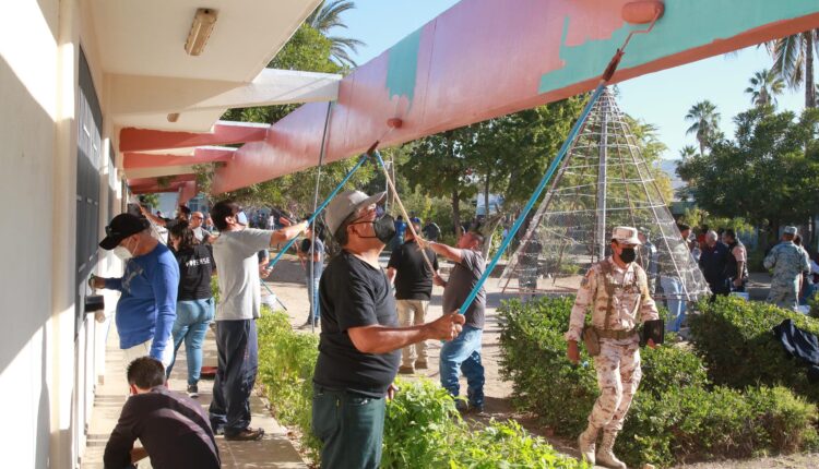 Personas haciendo trabajos de rehabilitación y mantenimiento en una escuela